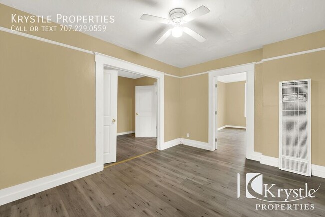 Building Photo - Charming and Updated 2-Bedroom Apartment w...