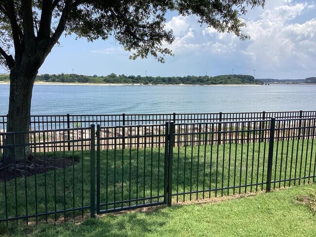 Building Photo - 9544 Bay Front Dr