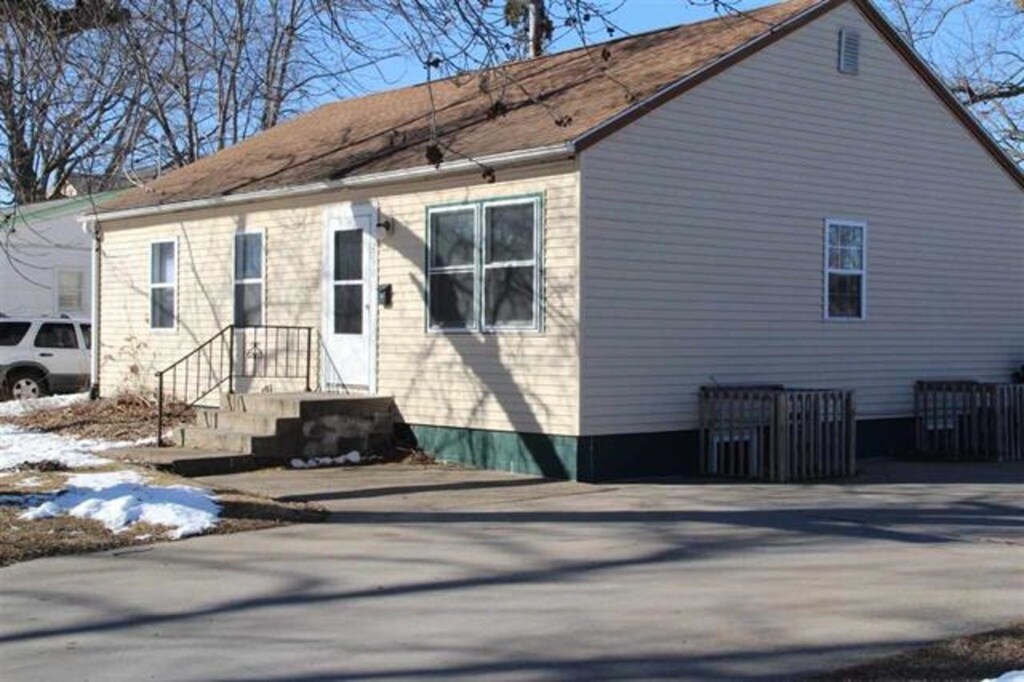 2710 Wayne Ave, Iowa City, IA 52240 House for Rent in Iowa City, IA