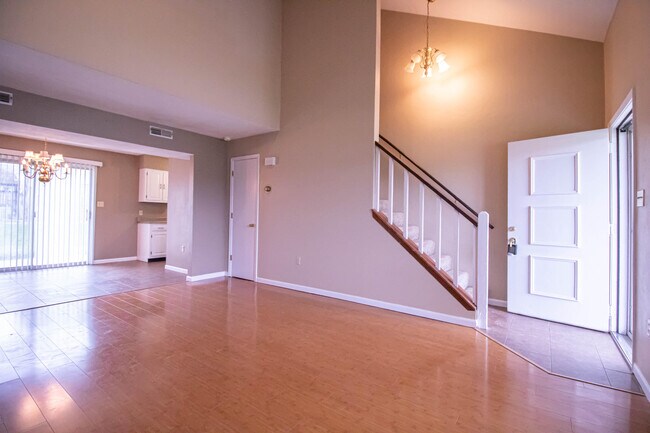 Building Photo - 532 W Southampton Dr
