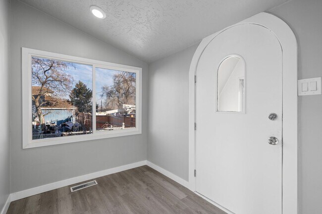 Foto del edificio - Cute 2 Bedroom House for Rent in Magna!