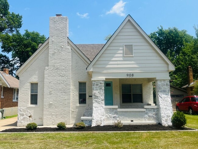 Foto del edificio - 2 minutes away from Rhodes College! Beautifully Renovated! Pets are owner's approval, fees do apply.