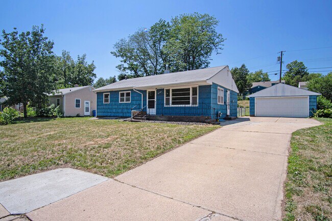 Building Photo - 2701 S Norton Ave