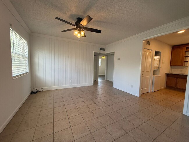 Building Photo - 640 Robinhood Dr