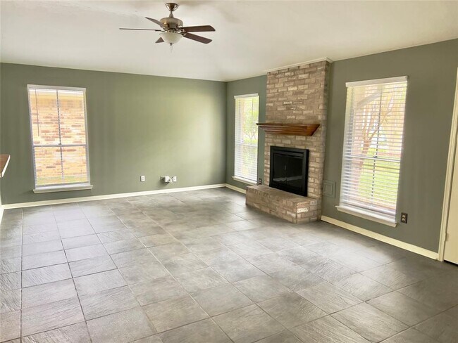 Building Photo - 439 Woodrail Dr