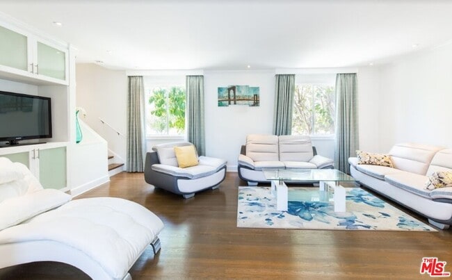 Building Photo - 130 San Vicente Blvd