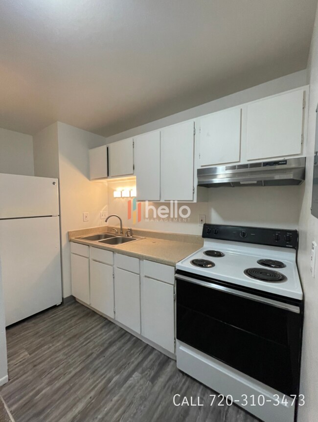 Building Photo - 3735 E La Salle St