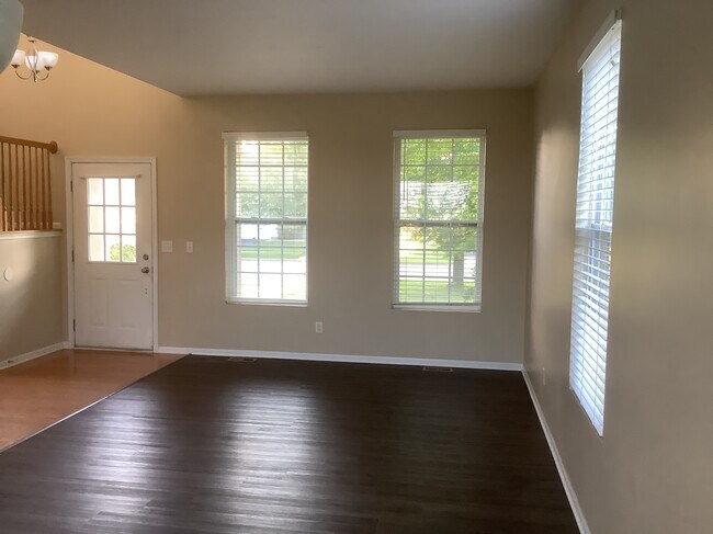 Foto del edificio - 605 Country Brook Ln