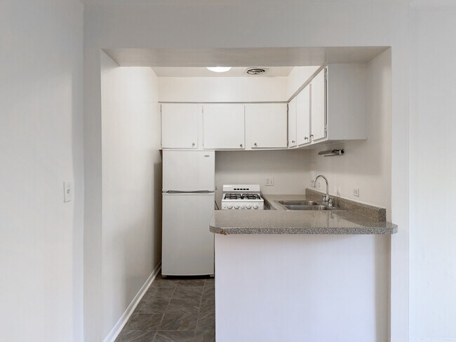 Building Photo - 424 W Oakdale Ave