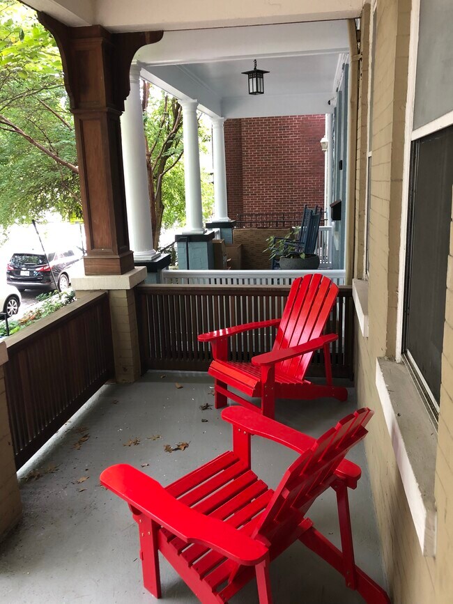 porche delantero sillas - 1710 Euclid St NW