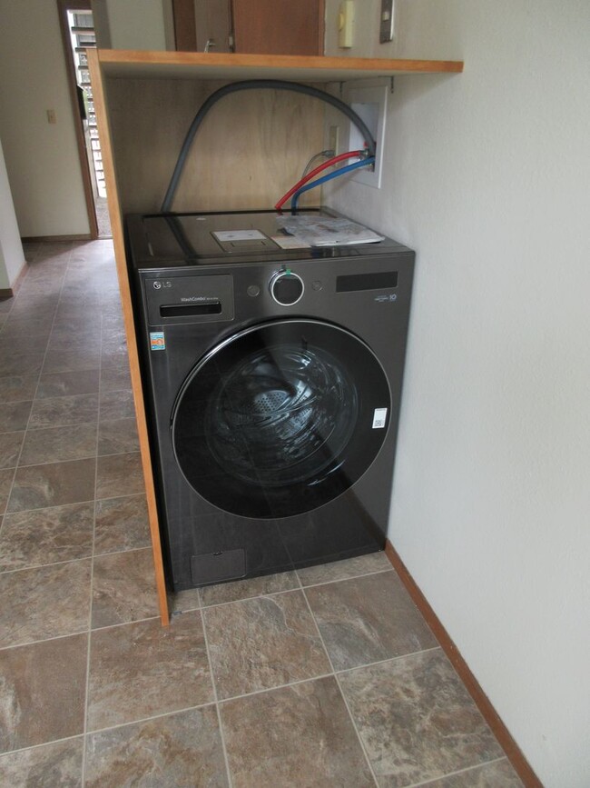 Building Photo - Two Bedroom Apt. w/ Washer and Dryer