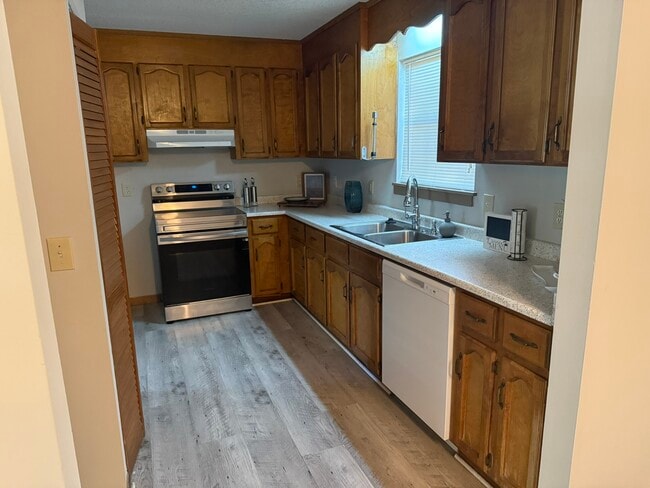 Kitchen - 800 Mountain View Ct