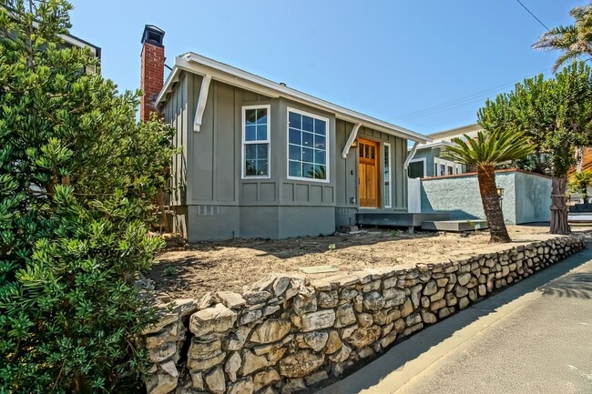 Building Photo - Completely Remodeled, Bright & Airy 3BR2BA...