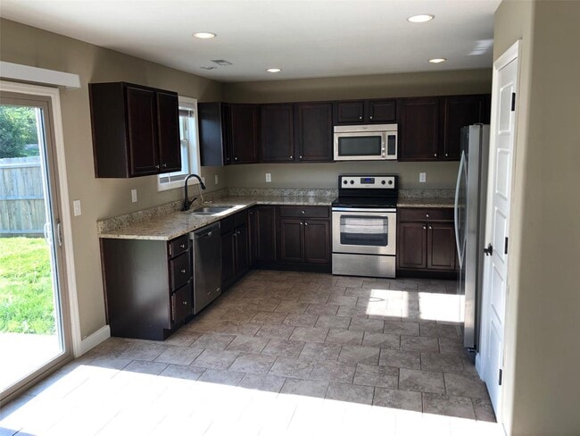 Building Photo - 114 Prairie Bluffs Dr