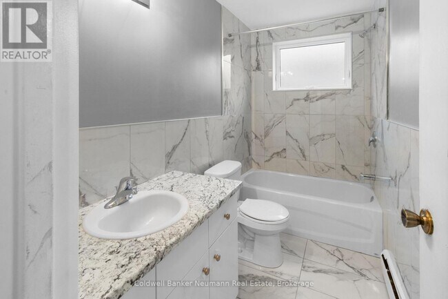 Photo du bâtiment - 8 Delaware Ave