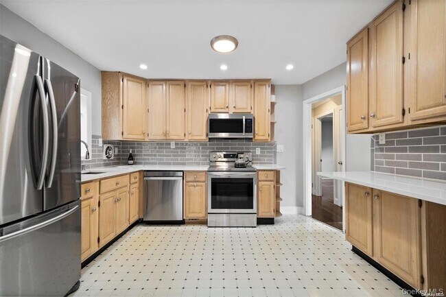 Foto del edificio - 228 Oakwood Rd