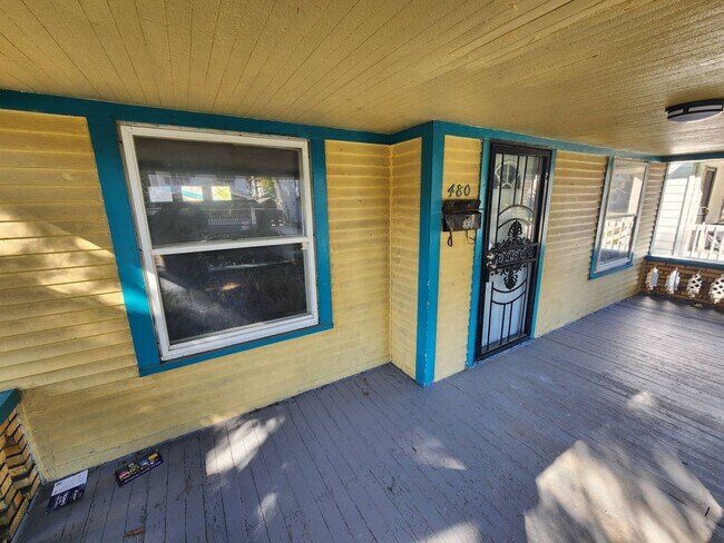 Building Photo - Charming 4-Bedroom Property in Prime Location