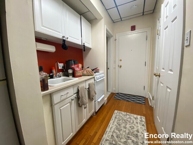 Building Photo - 879 Beacon St