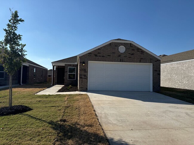 Building Photo - *Pre-leasing* NEWER Three Bedroom | Two Ba...