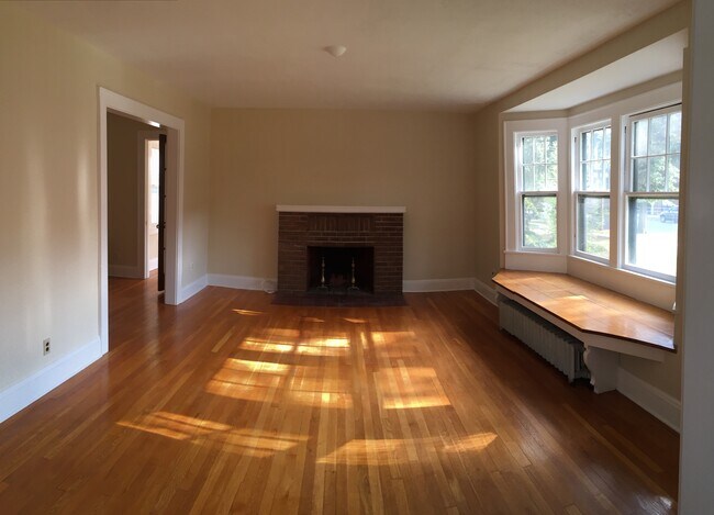 Building Photo - 569 Trinity Pl