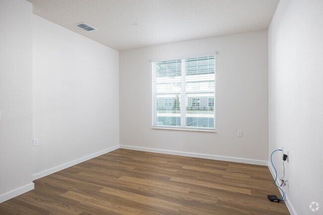 2BR, 2BA - 848SF - Living Room - Salix on Vine