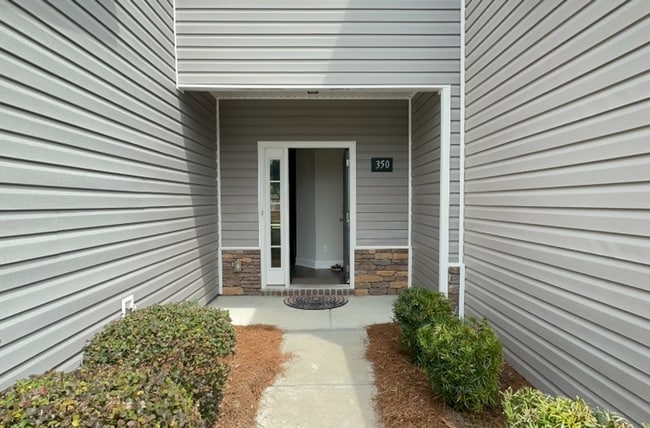 Building Photo - 3 bedrooms, 2.5 bathrooms townhome in the ...