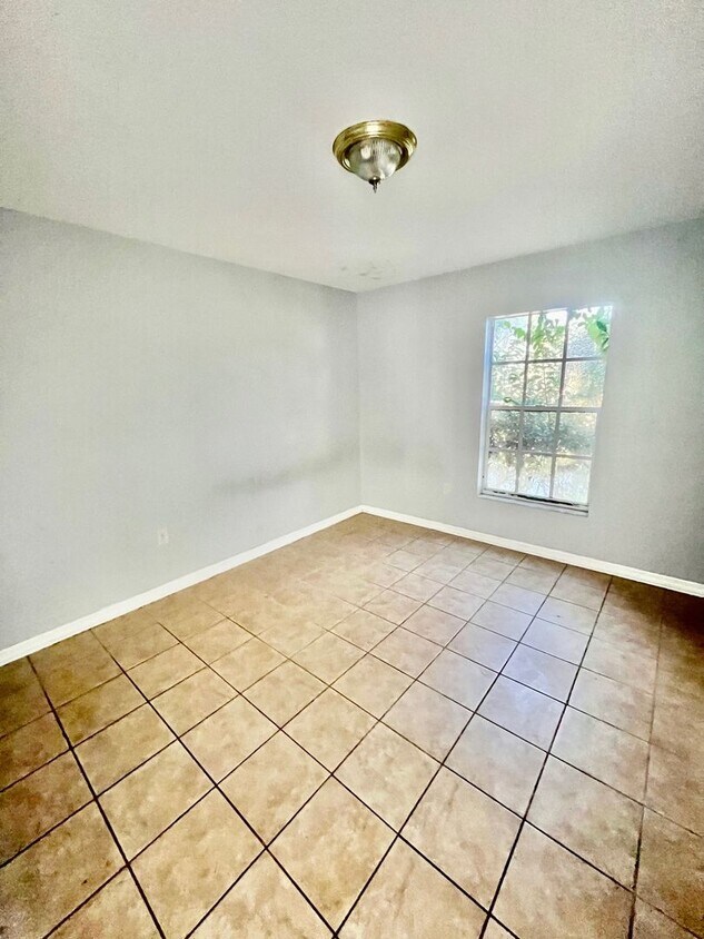 Foto del edificio - SPACIOUS 2BR/1BA Duplex, Vaulted Ceilings, More! NO APPLICATION FEE!