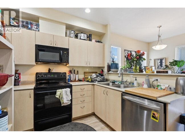 Building Photo - 160 Pembina St