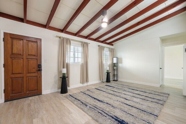 Foto del edificio - MUST SEE 3 BED 2 BATH HOUSE WITH  UTILITIES INCLUDED, GARAGE & YARD! CALL 6 1 9  8 8 8 5 5 5 4 TO...