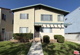 Building Photo - 1135 S Oakhurst Dr