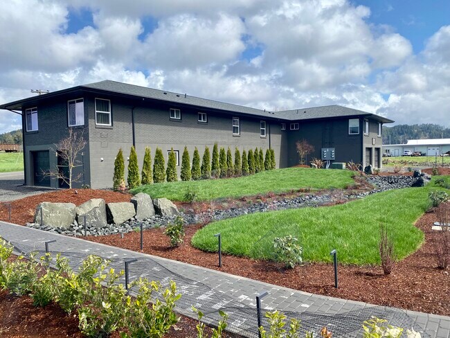 Edificio histórico bellamente renovado en una ubicación privilegiada en el centro de Reedsport. - 575 Greenwood Ave