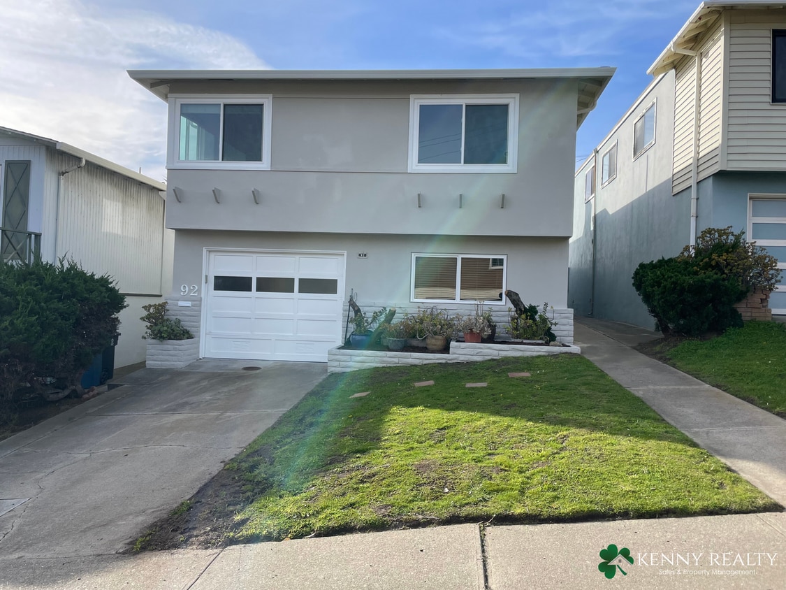 Primary Photo - Large Five Bedroom, Three Bathroom with In...