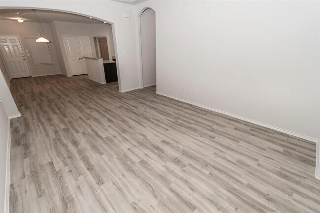 Foto del edificio - 8711 Lar Ree Oaks Cir