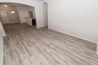 Building Photo - 8711 Lar Ree Oaks Cir