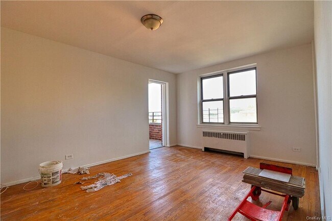 Building Photo - 2630 Kingsbridge Terrace