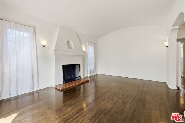 Building Photo - 8415 Rosewood Ave