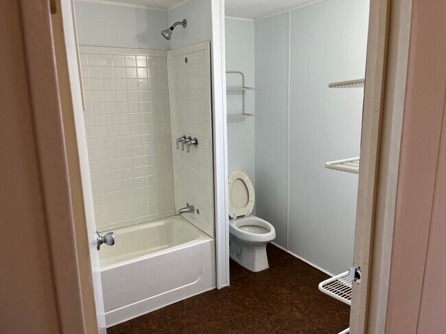 Building Photo - 3BR/2BA Mobile Home with Storage Unit Included - Available Now!