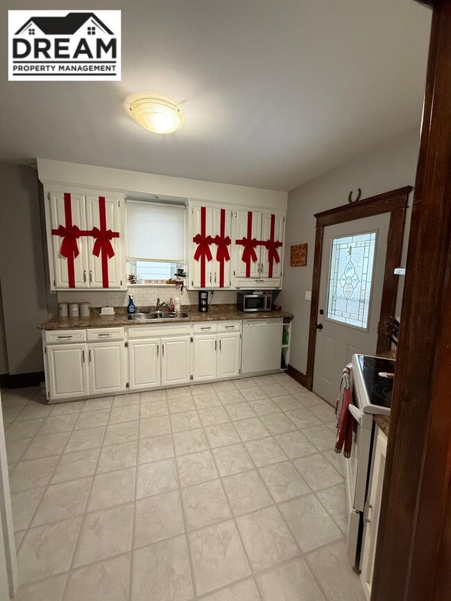 Building Photo - 473 Wellington St