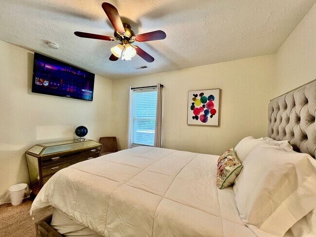 Building Photo - Fully furnished rental home for Corporate housing or insurance stays