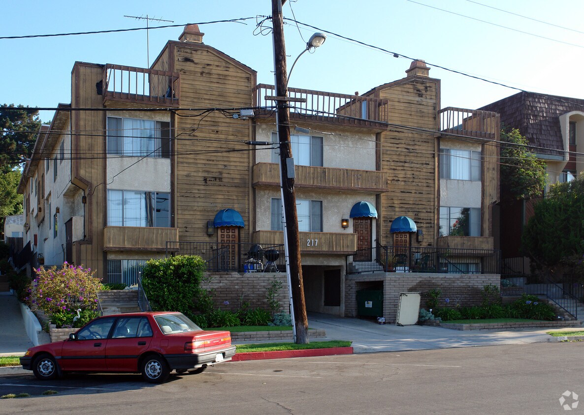 Building Photo - 217 E Oak Ave