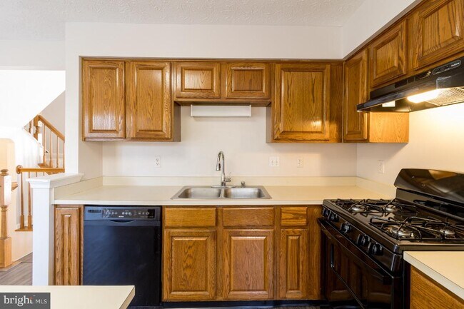 Building Photo - 150 Foxview Dr