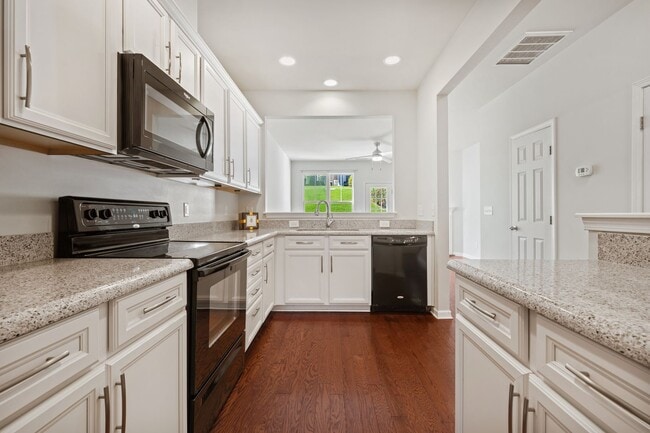 Building Photo - 2be / 2.5ba Townhome Near Hope Valley Farms!