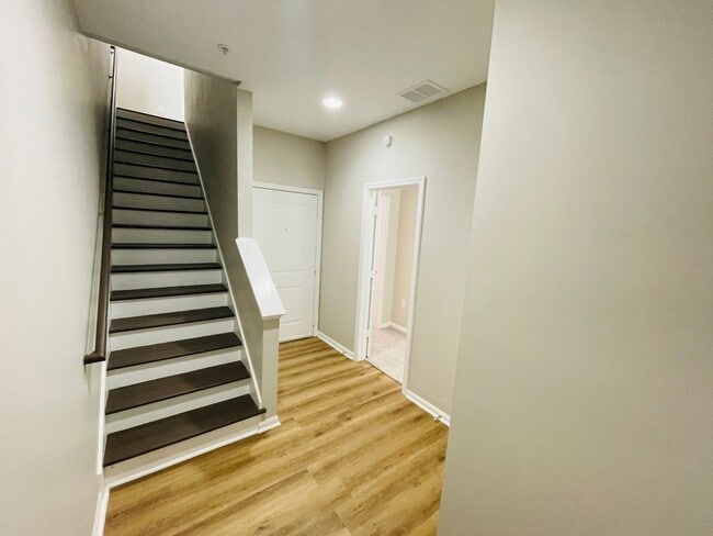 Building Photo - 4BD/4.5BA in ROWANDALE!