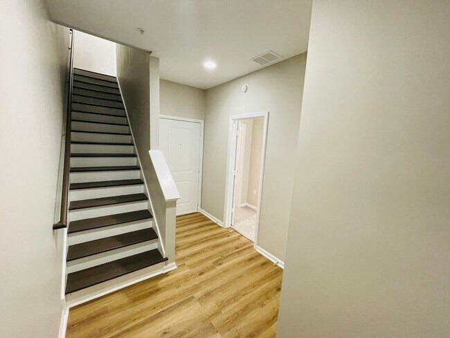 Foto del edificio - 4BD/4.5BA in ROWANDALE!