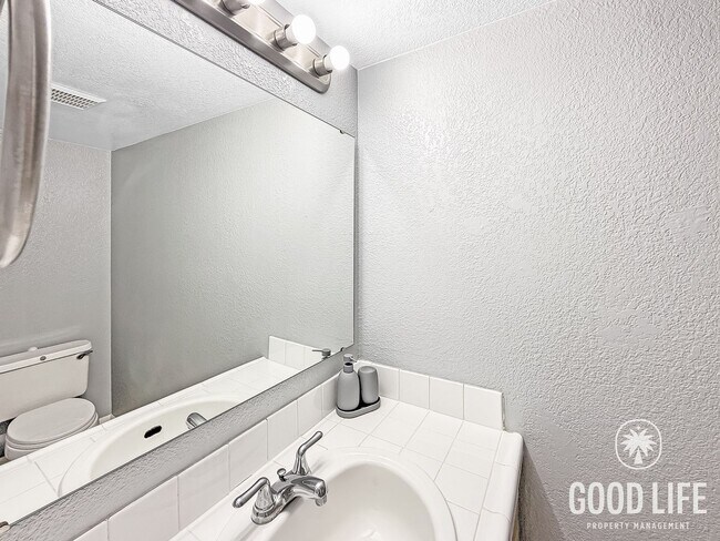 Building Photo - Charming 2BR / 1.5BA condo with 2-Car Garage in Imperial Beach