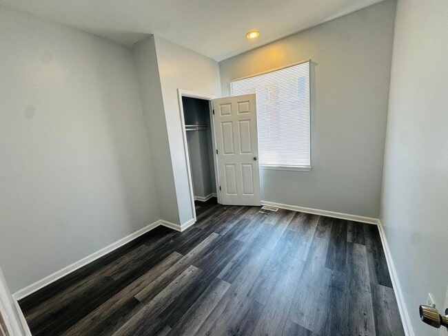 Building Photo - Remodeled 4bd/2 House with Rear yard!! SEC...