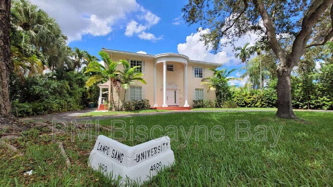 Building Photo - 4850 University Dr