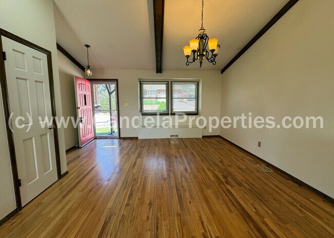 Foto del edificio - 5615 Country Heights Dr