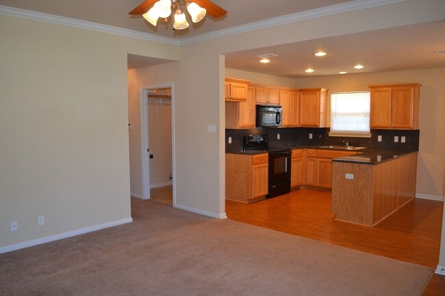 Building Photo - 3-Bedroom 2 Bath