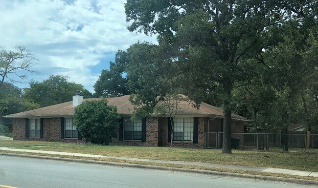 Building Photo - Spacious and Centrally Located